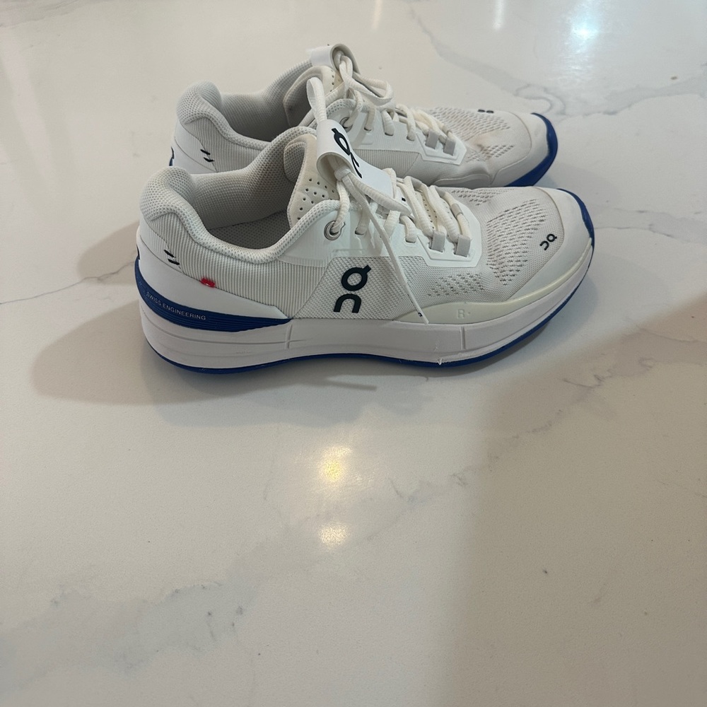 On Women’s THE ROGER Pro Tennis Shoe White and Indigo size 8